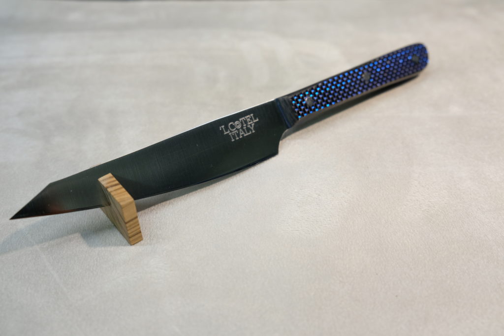 Utility knife 16 cm, acciaio N690, manico in carbonio e spaziatori in fibra vulcanizzata blu. Chef Andrea Scarzello.