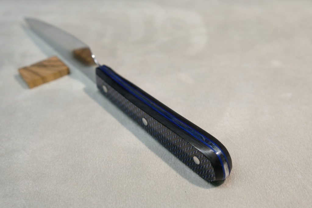 Utility knife 16 cm, acciaio N690, manico in carbonio e spaziatori in fibra vulcanizzata blu. Chef Andrea Scarzello.