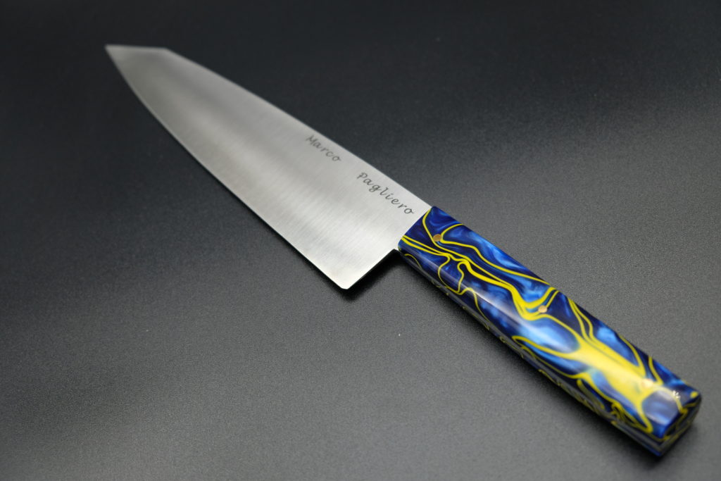 Kiritsuke gyuto chef, lama in acciaio Nitro B, manico in resina e scritta personalizzata. 